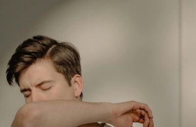 Τι μπορεί να κρύβεται πίσω από έναν επίμονο βήχα;