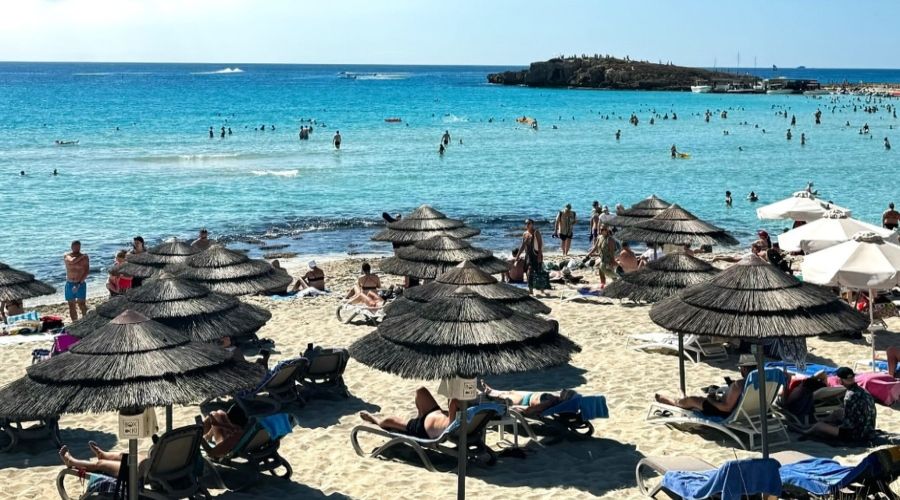 Η Αγία Νάπα είναι από τα μέρη όπου το καλοκαίρι δεν λέει να τελειώσει