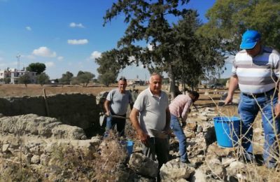 Στη δύσκολη προσπάθεια της αναστήλωσης ενός κατεστραμμένου κοιμητηρίου, ρίχτηκαν πρόσφυγες από το Πραστειό Αμμοχώστου