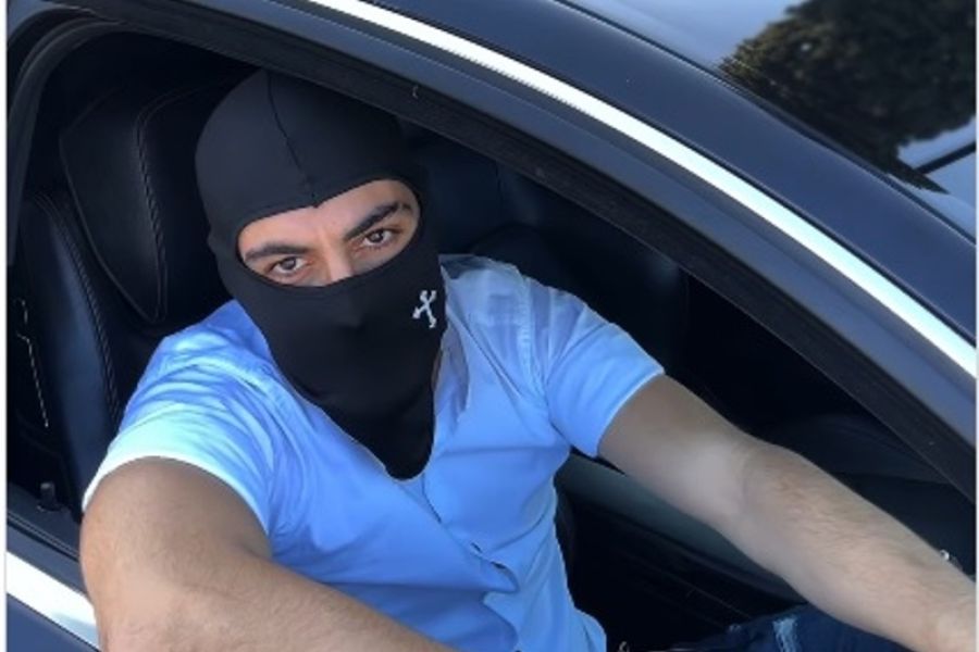 ΒΙΝΤΕΟ: Ανακοίνωσε υποψηφιότητα με το κόμμα του Φειδία με μάσκα ληστή ΒΙΝΤΕΟ: Ανακοίνωσε υποψηφιότητα με το κόμμα του Φειδία με μάσκα ληστή