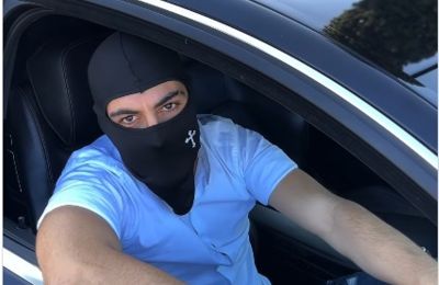 Υποψήφιος με μάσκα που παραπέμπει σε ληστή