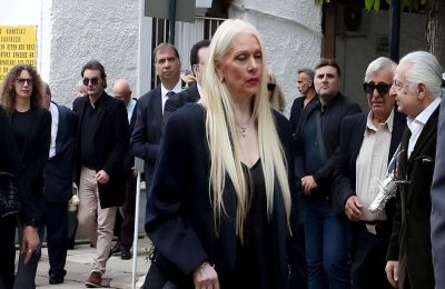 Βυθισμένη στο πένθος και τη θλίψη, η διάσημη  Κύπρια σοπράνο Μάρα Θρασυβουλίδου αποχαιρέτησε με δάκρυα στα μάτια τον αγαπημένο της σύζυγο