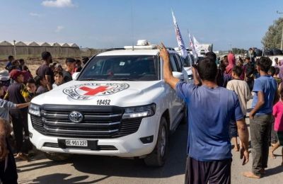 Όχημα του Ερυθρού Σταυρού παραλαμβάνει σορούς Ισραηλινών από τη Χαμάς