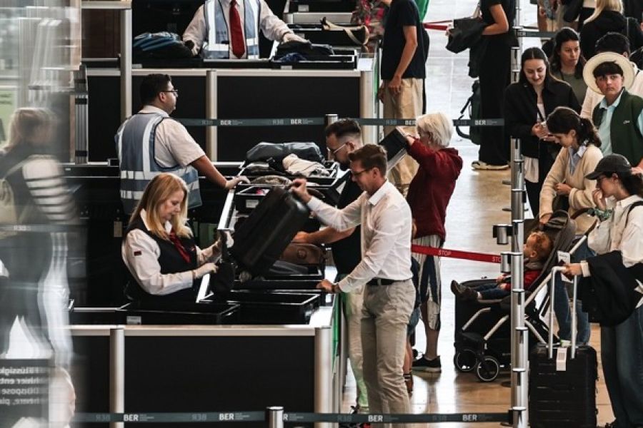 Έκλεισε το αεροδρόμιο του Βερολίνου μετά την εμφάνιση drone Έκλεισε το αεροδρόμιο του Βερολίνου μετά την εμφάνιση drone