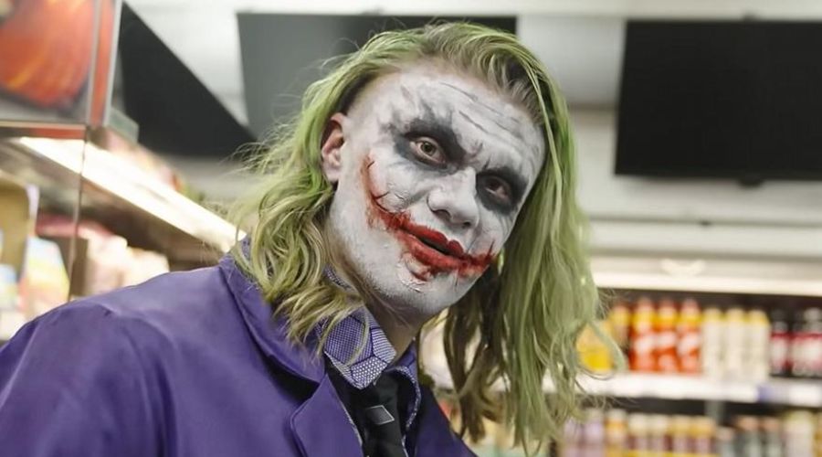 Τους τρέλανε ο Χάαλαντ: Ντύθηκε Τζόκερ και έκανε βόλτες στο Μάντσεστερ