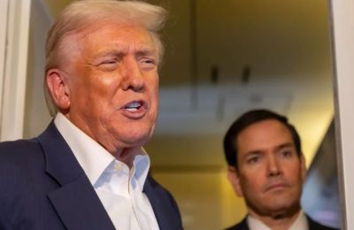 Ο Πρόεδρος των ΗΠΑ Ντόναλντ Τραμπ ενώ τον ακούει ο Υπουργός Εξωτερικών Μάρκο Ρούμπιο