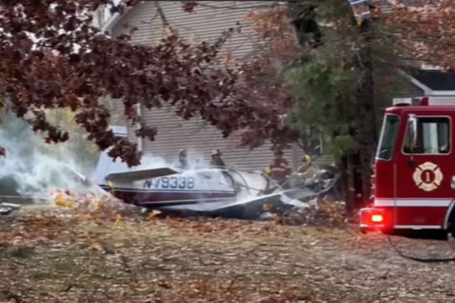 Συντριβή μικρού αεροσκάφους έξω από σπίτι στη Νέα Υόρκη (ΒΙΝΤΕΟ) Συντριβή μικρού αεροσκάφους έξω από σπίτι στη Νέα Υόρκη (ΒΙΝΤΕΟ)