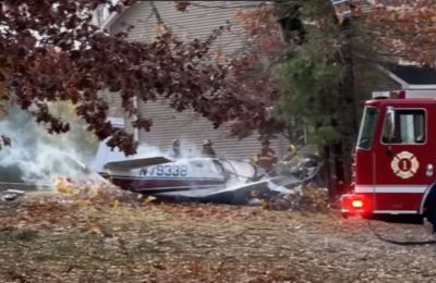 Το τετραθέσιο αεροσκάφος 1964 Mooney M20E προσέκρουσε σε ένα δέντρο και κατέληξε στην αυλή σπιτιού