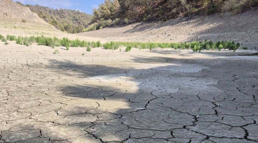 Το Τμήμα Αναπτύξεως Υδάτων δεν βρήκε νερό για να καταγράψει την ποσότητά του (30/10), στο φράγμα στην Αργάκα (Φωτογραφία: Καιρόφιλοι Κύπρου)