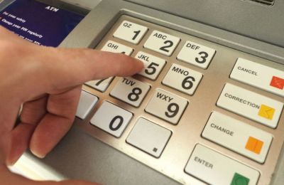 Το είδαν κι αυτό πολίτες: ποντίκι να κάθεται ατάραχο πάνω σε ΑΤΜ...