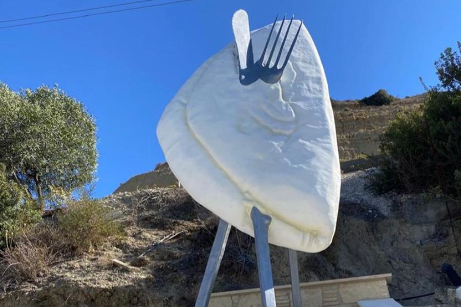 Από την πατάτα στο χαλούμι – Το νέο viral μνημείο της Κύπρου