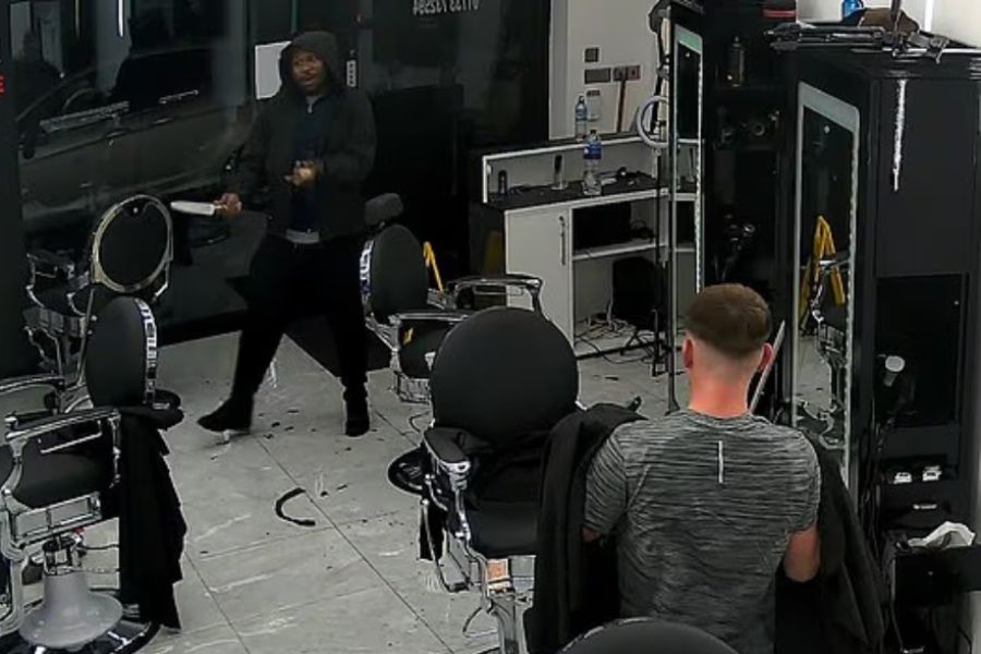 Μαχαίρωσε 14χρονο και μπήκε σε κουρείο σκορπώντας τον τρόμο (ΒΙΝΤΕΟ)