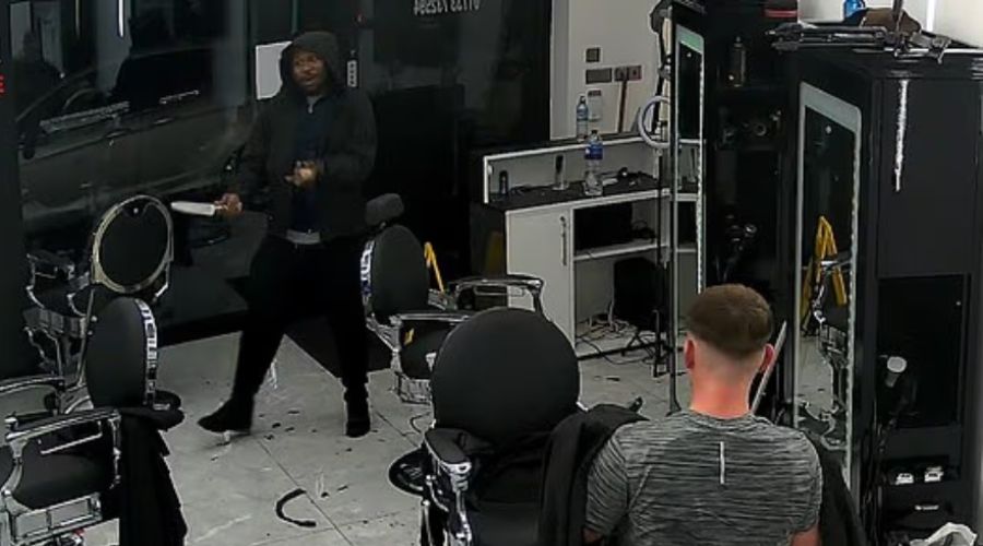 Η στιγμή που ένας άνδρας ύποπτος για την επίθεση σε τρένο στην Αγγλία, εισβάλλει σε κουρείο κρατώντας μαχαίρι