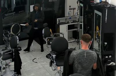 Η στιγμή που ένας άνδρας ύποπτος για την επίθεση σε τρένο στην Αγγλία, εισβάλλει σε κουρείο κρατώντας μαχαίρι