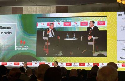 Στηρίζει, επίσης, την ιδέα μιας ομοσπονδιακής λύσης εάν αυτή εκφράζει τη βούληση των λαών και των δύο κοινοτήτων