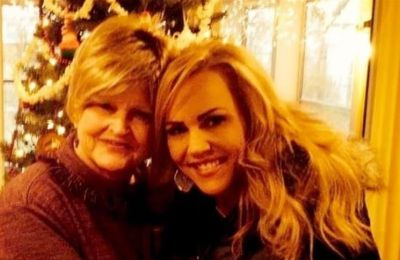 Έντρομοι, οι αστυνομικοί που έσπευσαν στο περιστατικό βρήκαν τη Μοκ να στέκεται έξω από το σπίτι, ενώ η μητέρα της ήταν μαχαιρωμένη στο κρεβάτι.