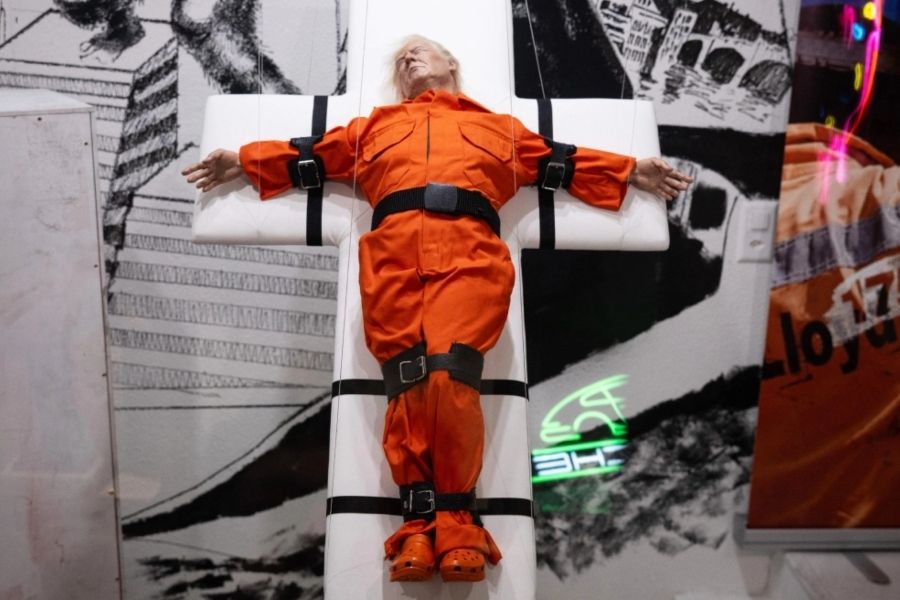 Βρετανός καλλιτέχνης «σταύρωσε» τον Τραμπ με φόρμα κρατούμενου