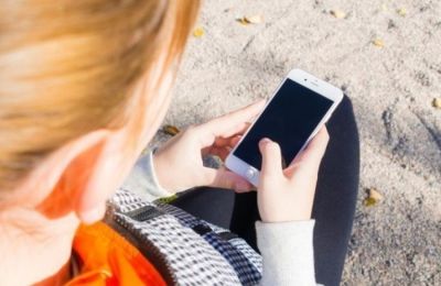 Να απαγορευτούν τα μέσα κοινωνικής δικτύωσης για τους ανηλίκους κάτω των 15 ετών και μια «ψηφιακή απαγόρευση κυκλοφορίας» για τους 15-18 ετών, συζητούν στη Γαλλία