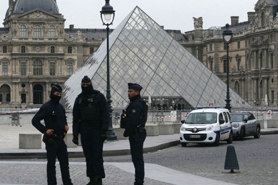 Έρευνες αποκαλύπτουν τα αστεία συστήματα ασφάλειας στο Λούβρο