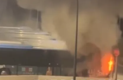 Για την κατάσβεση της φωτιάς στο λεωφορείο ανταποκρίθηκαν δύο οχήματα, ενώ η φωτιά τέθηκε υπό έλεγχο λίγο μετά τη μια τα ξημερώματα.