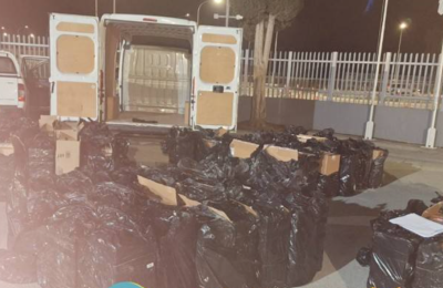 Πρόκειται για δύο από τις μεγαλύτερες ποσότητες αδασμοφορολόγητων καπνικών προϊόντων που έχουν εντοπιστεί σε οχήματα