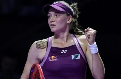 Στον τελικό του WTA Finals 2025 η Ριμπάκινα με τεράστια ανατροπή