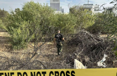 Πρόκειται για ελληνοκύπρια, η οποία ανακρίθηκε σήμερα από μέλη του ΤΑΕ Λευκωσίας και παραδέχθηκε την εμπλοκή της στην οδική σύγκρουση και την εγκατάλειψη της σκηνής