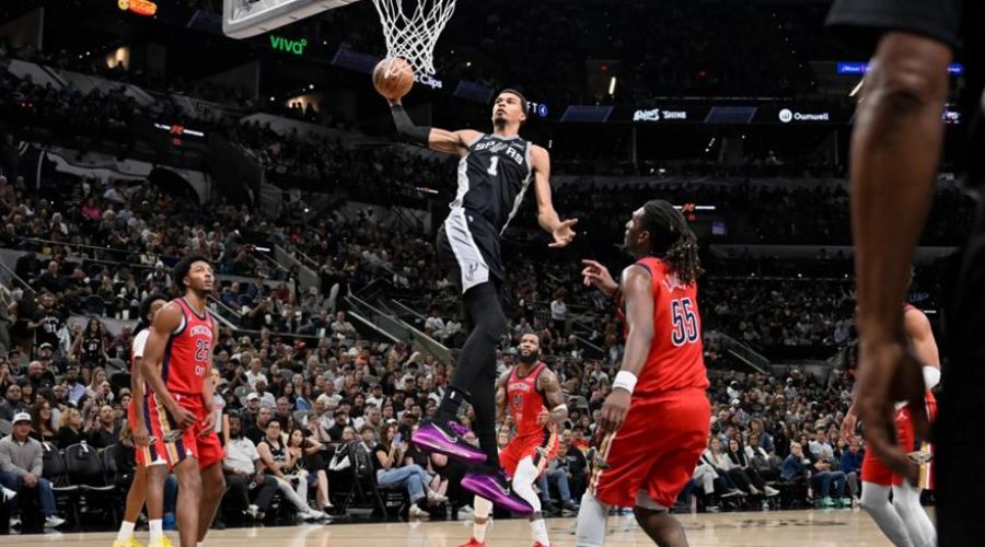 Οι Σπερς λύγισαν τους Πέλικανς