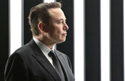 Παρά τον ασύλληπτο πλούτο του, ο επικεφαλής της Tesla δηλώνει ότι κοιμάται σε σπίτια φίλων και οδηγεί συλλεκτικά αυτοκίνητα