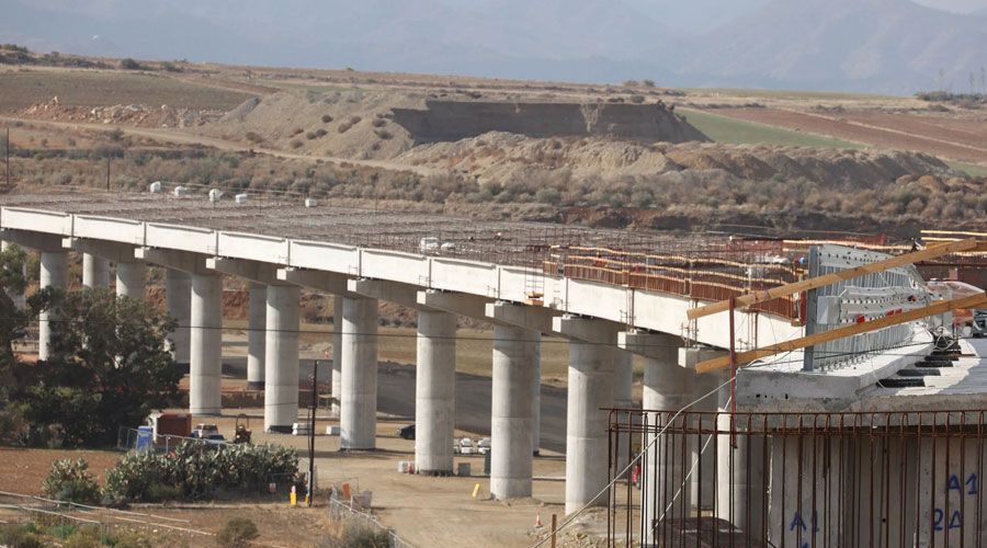 Πενήντα χρόνια εξαγγελιών, δύο φάσεις ολοκληρωμένες, μία στο τέλος της και μία στο… πουθενά. Ένα έργο-σίριαλ, σε τέσσερις πράξεις και δεκάδες αναβολές