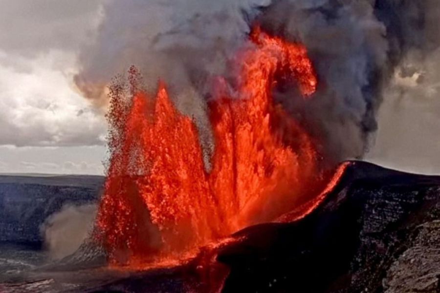 Πίδακας λάβας σε ύψος 300 μέτρων από ηφαίστειο στη Χαβάη (ΒΙΝΤΕΟ)