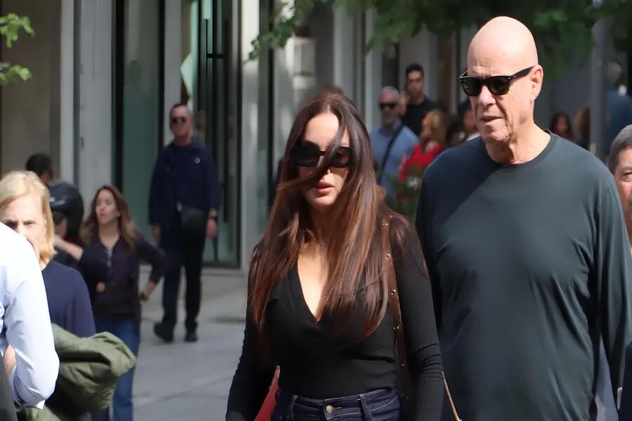 Καλημέρης –Ιακωβίδου: Η βόλτα στο κέντρο της Αθήνας με τον σκύλο τους