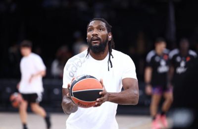 Τάπα, διέσχισε το γήπεδο και πήρε επιθετικό ριμπάουντ χωρίς παπούτσι