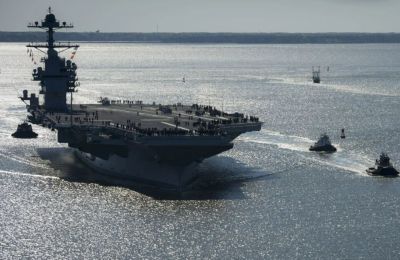 Το αεροπλανοφόρο, το πιο προηγμένο του αμερικανικού πολεμικού ναυτικού, μεταφέρει μεταξύ άλλων τέσσερις μοίρες μαχητικών αεροσκαφών και συνοδεύεται από τρία πυραυλοφόρα αντιτορπιλικά