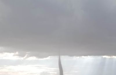 Το φαινόμενο σχηματίστηκε την ίδια στιγμή που το νησί δοκιμαζόταν από αλλεπάλληλους σεισμούς και έντονες βροχοπτώσεις.