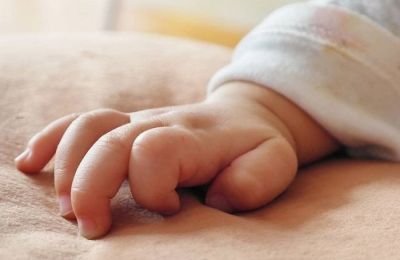 Η άγρια κακοποίηση του βρέφους από την ίδια του τη μητέρα ξεκίνησε μόλις έναν μήνα μετά τη γέννησή του