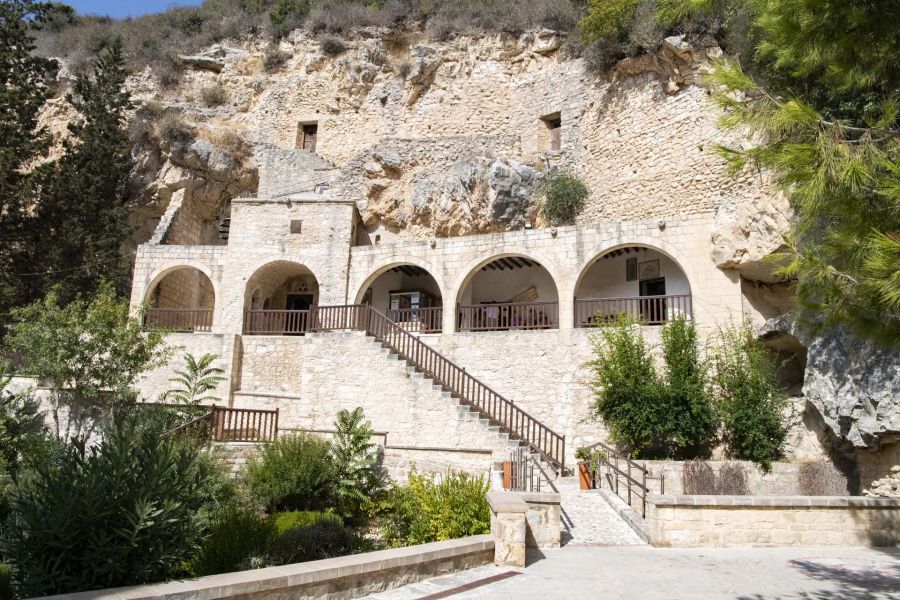 Ρωγμές στη Μονή Αγίου Νεοφύτου μετά από τον σεισμό