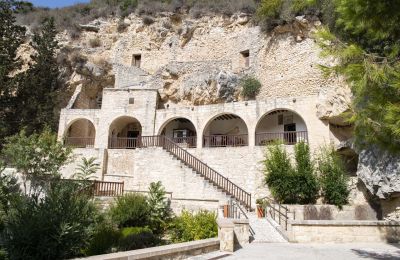 Τουλάχιστον δυο ρωγμές υπάρχουν και στον ναό της μονής, σημαντικό θρησκευτικό μνημείο με βυζαντινές τοιχογραφίες του 15ου αιώνα