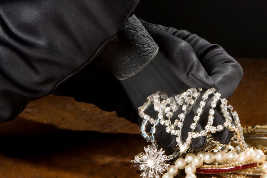 Χτύπημα διαρρηκτών σε χρυσοχοείο