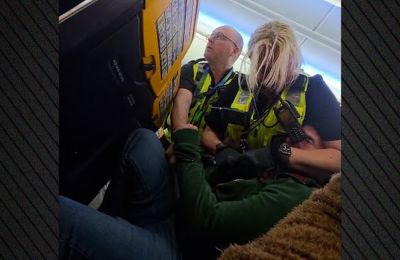 Βίντεο δείχνει τον άνδρα να βρίζει, να τσακώνεται με το πλήρωμα της καμπίνας και να παλεύει με το προσωπικό ασφαλείας