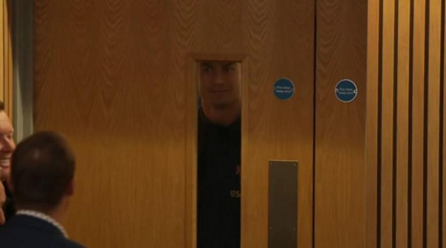 Ο Ρονάλντο… κρυφοκοίταξε στη συνέντευξη Τύπου (vid)