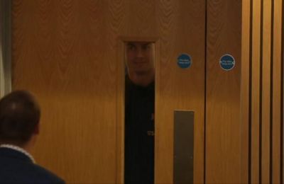 Ο Ρονάλντο… κρυφοκοίταξε στη συνέντευξη Τύπου (vid)