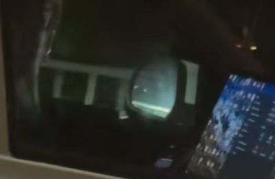 Φαίνεται να έχει μπροστά της τον φορητό υπολογιστή, ενώ παράλληλα κρατά το κινητό της τηλέφωνο στο χέρι.