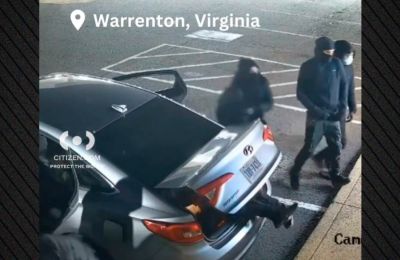 Τα πλάνα ξεκινούν με τέσσερις μασκοφόρους να αποβιβάζονται από ένα γκρι χρώματος