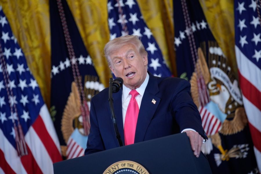 Ρωτήστε τον Κλίντον για την υπόθεση Έπσταϊν, λέει