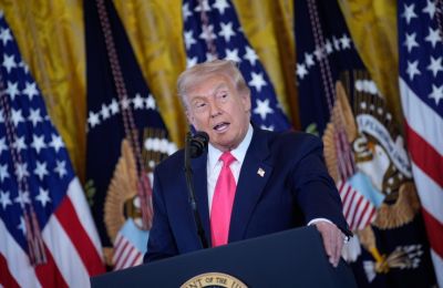 Κατηγόρησε τους Δημοκρατικούς ότι επαναφέρουν την υπόθεση με στόχο να αποσπάσουν την προσοχή από τις αποτυχίες τους