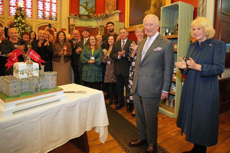 Τα 77α γενέθλιά του γιόρτασε ο βασιλιάς Κάρολος, έσβησε τούρτα… κάστρο