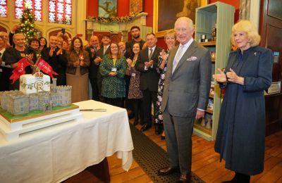 Ο βασιλιάς Κάρολος σβήνει τα κεριά στην τούρτα σε σχήμα κάστρου