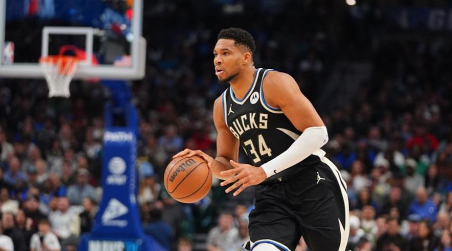 Γιάννης… μαέστρος! Οδήγησε τους Μπακς στη νίκη επί των Χόρνετς