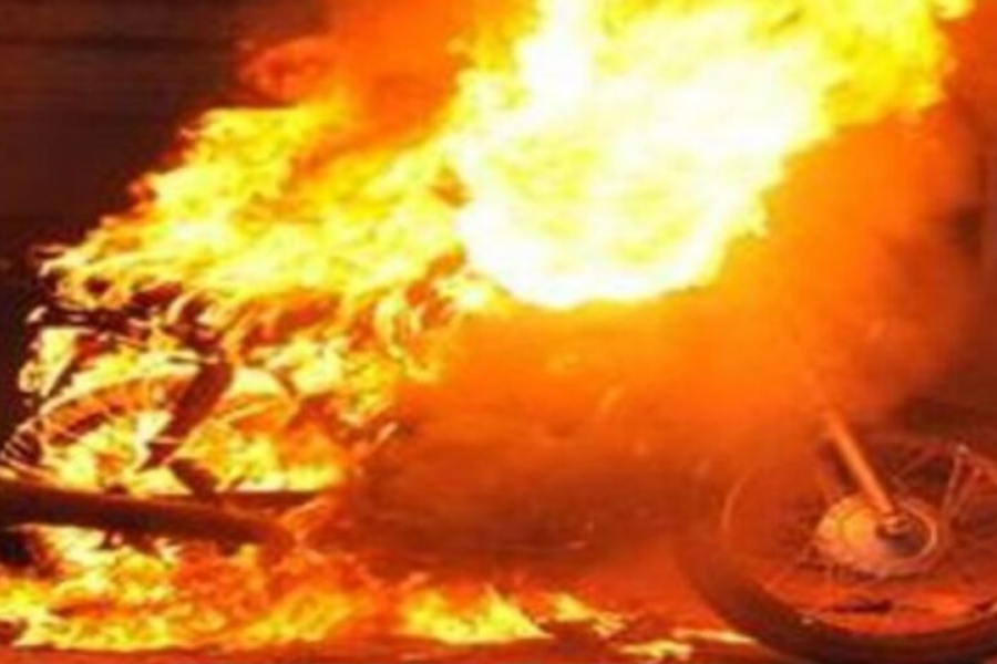 Φωτιά ξέσπασε σε κλοπιμαία μοτοσυκλέτα στη Λεμεσό